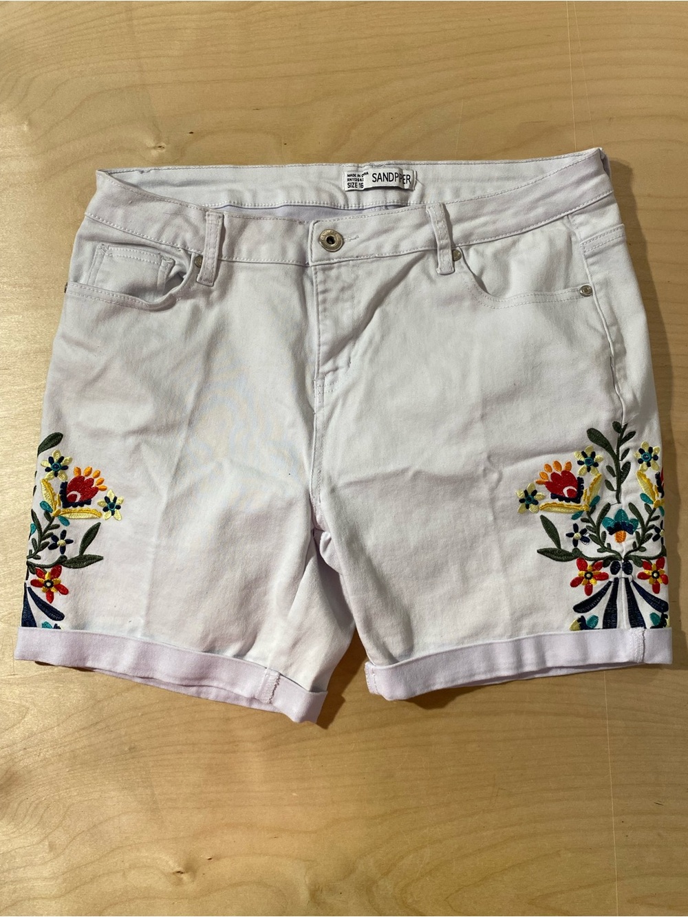 Sand Piper White Embroidered Floral Women’s Shorts 16 (SC) - Picture 2 of 10